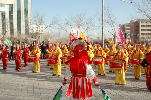 酒泉市2011年元宵節(jié)社火匯演期間，部分社火隊(duì)來公司拜年