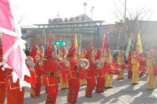 酒泉市2011年元宵節(jié)社火匯演期間，部分社火隊(duì)來公司拜年