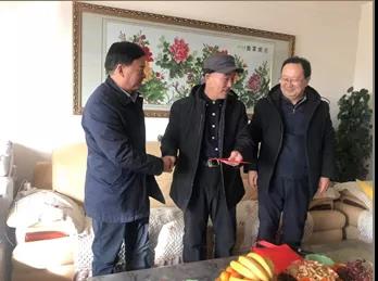 敦煌種業(yè)領(lǐng)導(dǎo)看望慰問公司老干部、老黨員及困難黨員職工