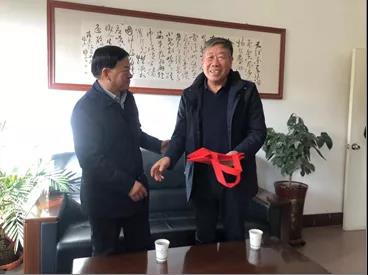 敦煌種業(yè)領(lǐng)導(dǎo)看望慰問公司老干部、老黨員及困難黨員職工