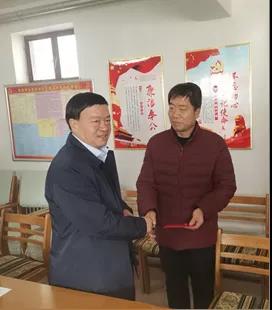 敦煌種業(yè)領(lǐng)導(dǎo)看望慰問公司老干部、老黨員及困難黨員職工