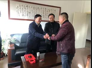 敦煌種業(yè)領(lǐng)導(dǎo)看望慰問公司老干部、老黨員及困難黨員職工